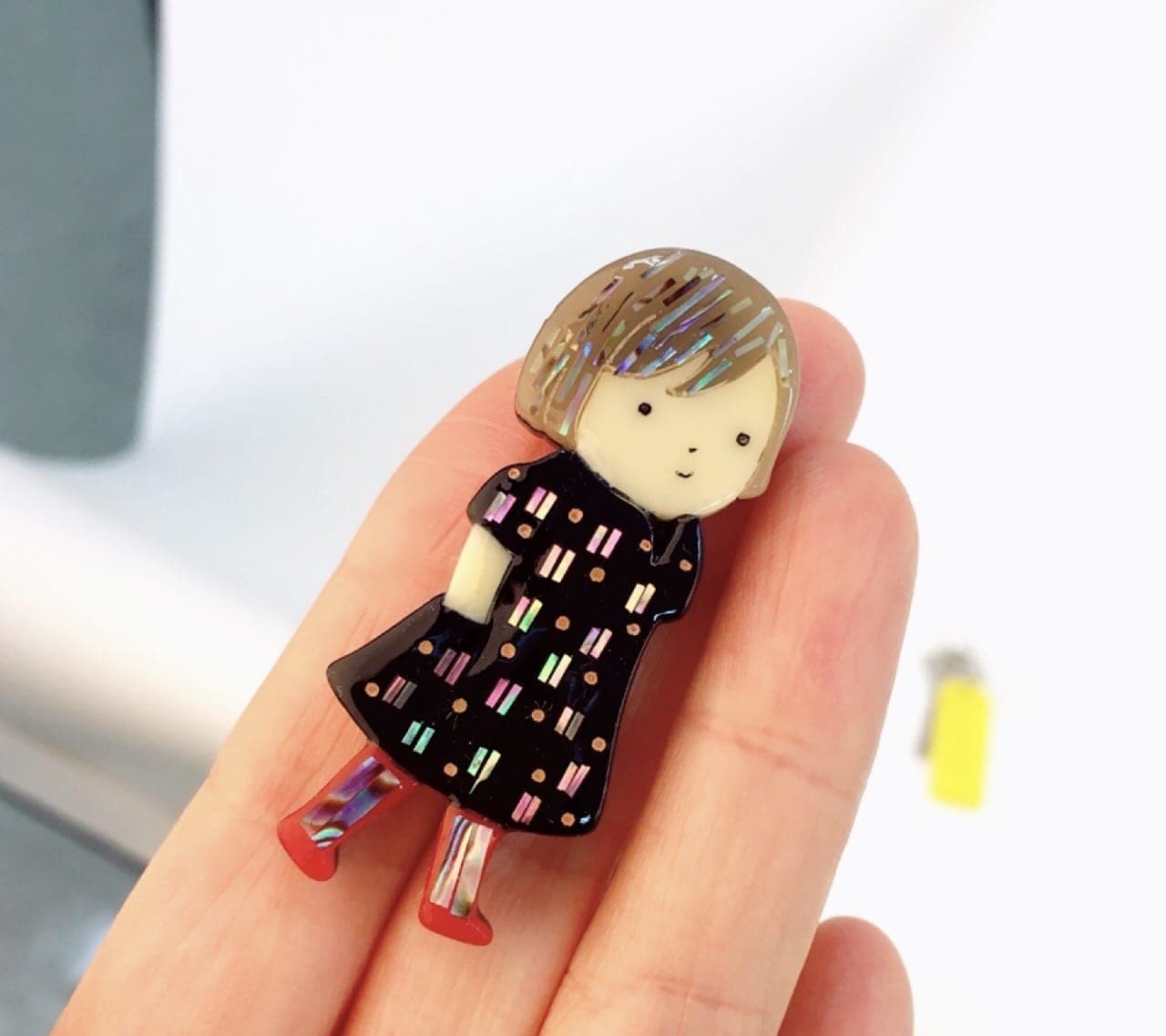 Nacre brooch Girl 4