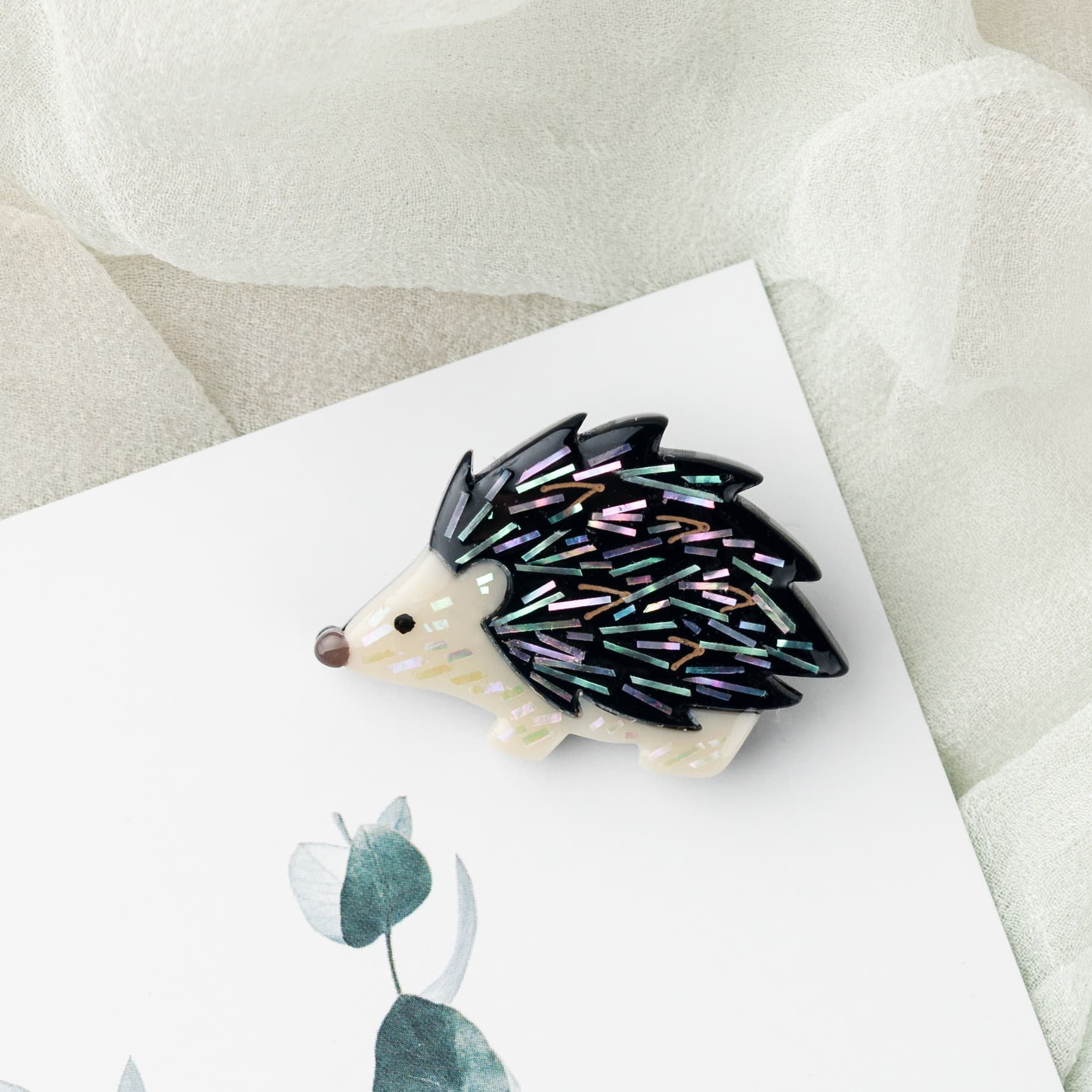 Nacre brooch_ Little hedgehog
