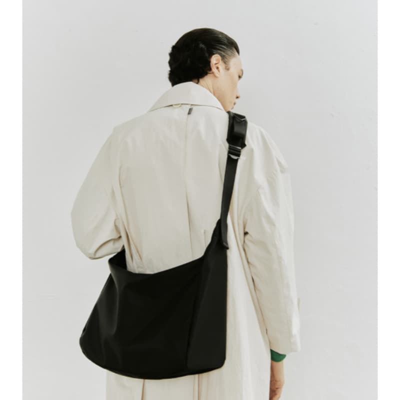 HAH/ ARK BLACK MESSENGER BAG