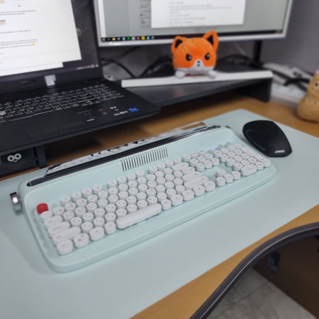 [Actto] MP-54 Milky desk pad that goes well with retro keyboards 3