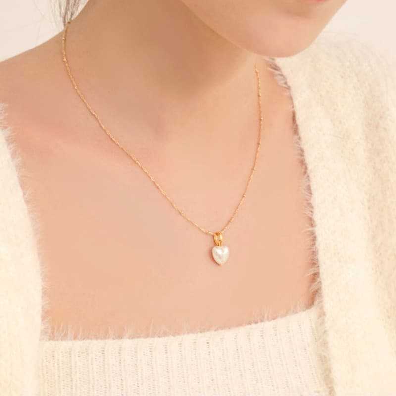 ENGBROX / holly heart pearl necklace / Wearing IVE